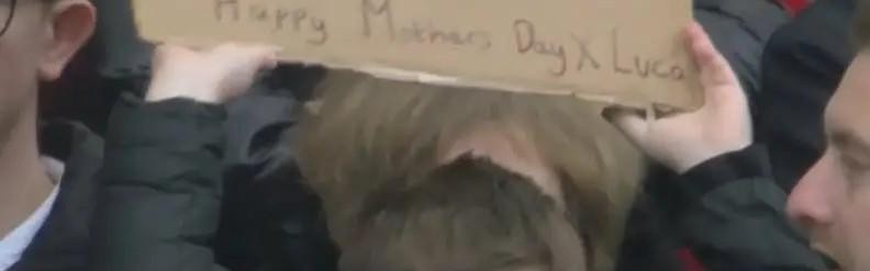 世界杯app下载入口-和母亲节冲突，小球迷举牌：抱歉妈妈，但我是首次现场看曼联